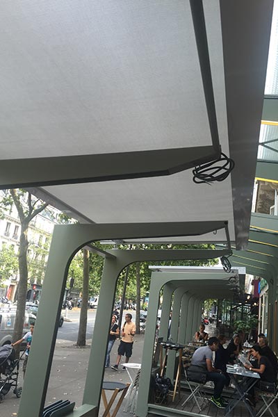 Store extérieur sur une terrasse de café