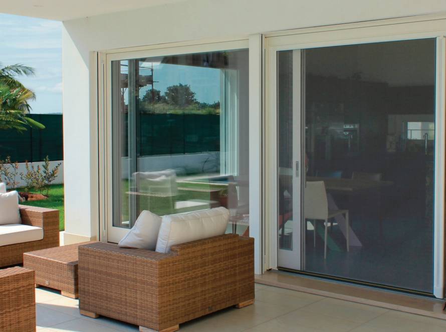 pose soignée de Moustiquaire sur mesure pour fenêtres et portes – protection anti-insectes haut de gamme