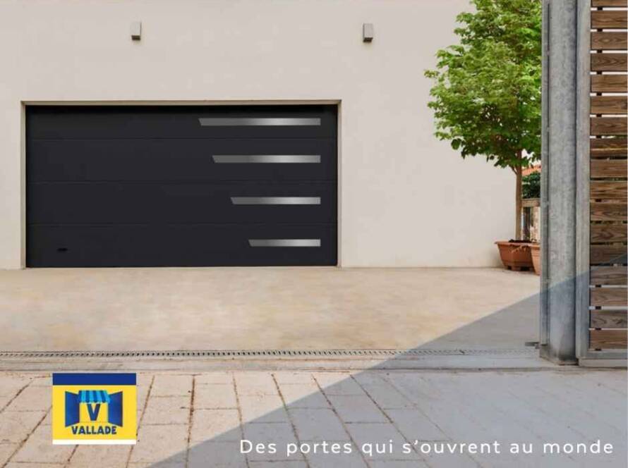 Installation d’une porte de garage sectionnelle sur mesure avec hublots par Stores et Volets Vallade dans les Yvelines (78)